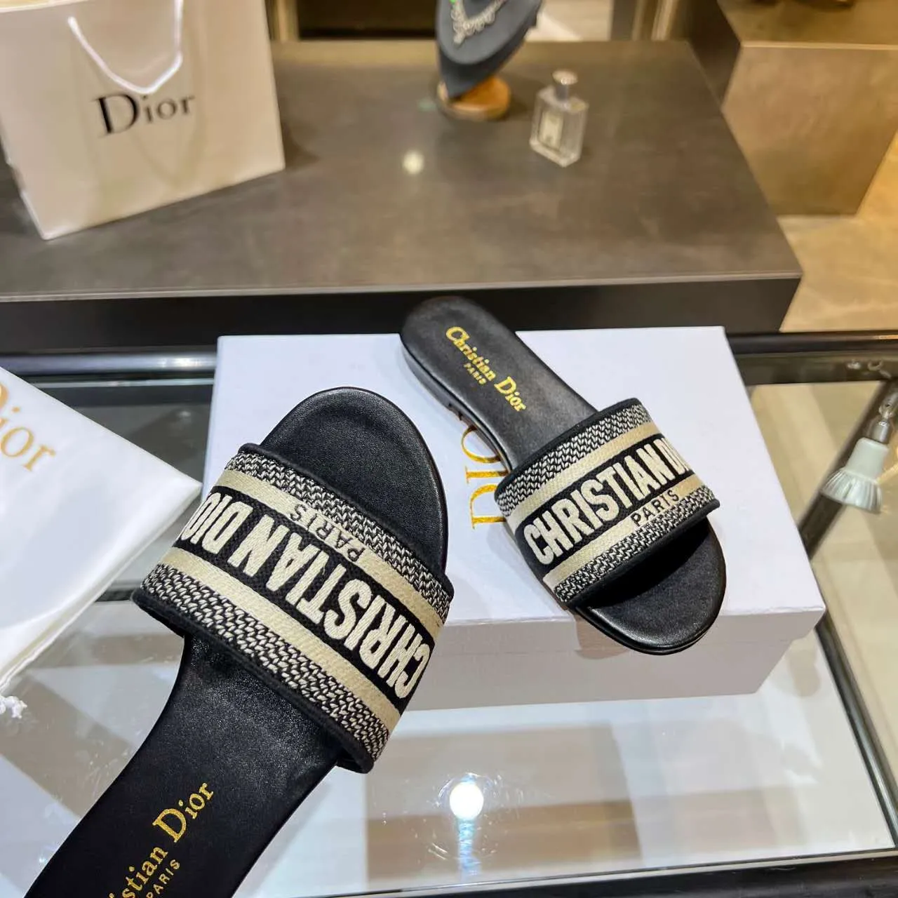 👟👟Ex-factory price👟👟Ex-factory price 360👟👟 (Dior) Dior counter new color women's flat slippers.💥 💥 💥 Fashionable and novel. Simple and elegant yet elegant. [Rose] [Rose] [Rose] The original version is developed at 1:1, and the material is the same as the original version. Color. Black. Red. Pink. Blue..., code number 35-40. (41 can be customized)